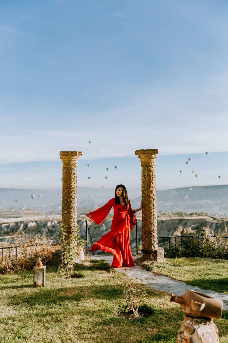 Невеста в летящем платье на фотосессии в долинах Каппадокии